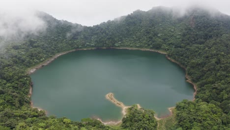 San-Juan,-Sur-De-La-Cordillera-De-Leyte-Rodeada-Del-Lago-Danao-En-Las-Islas-De-Leyte,-Filipinas