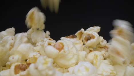 Nahaufnahme-Von-Gebutterten-Popcorns,-Die-In-Die-Schüssel-Fallen