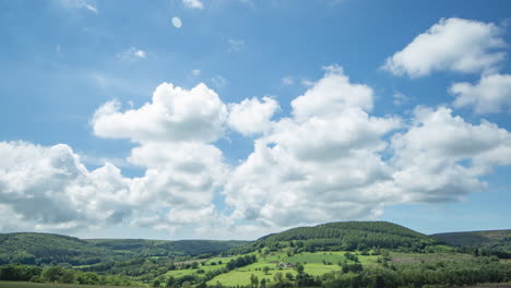 Bilsdale-North-York-Macht-Flauschige-Sommerwolken-über-Der-Landschaft-Fest
