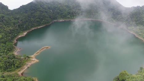 Montañas-Boscosas-Con-Lago-Tranquilo---Parque-Natural-Del-Lago-Danao-En-Las-Islas-Leyte,-Filipinas