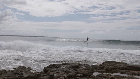 Surfer-Auf-Rollenden-Meereswellen-Gegen-Bewölkten-Himmel-In-Sardinien,-Insel-Italien