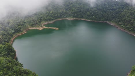 Nubes-Rodando-Sobre-El-Sereno-Lago-Danao-En-Filipinas