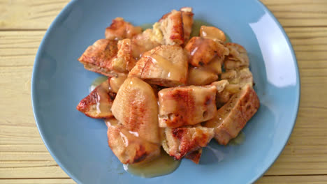 grilled-bananas-with-coconut-caramel-sauce-on-plate