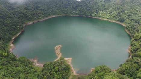 Ruhiger-See-Umgeben-Von-Dichtem-Wald---Lake-Danao-Naturpark-In-Der-Nähe-Von-Ormoc-City-In-Leyte,-Philippinen