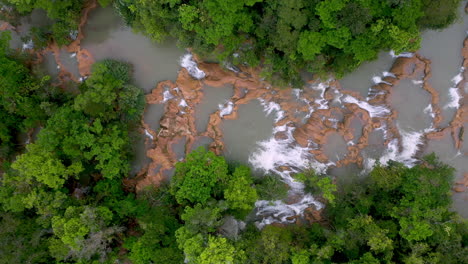 Tiro-De-ángulo-Descendente-Con-Drones-De-Las-Cascadas-De-Agua-Azul-Y-Las-Cascadas-Que-Se-Encuentran-En-El-Río-Xanil-En-Chiapas,-México