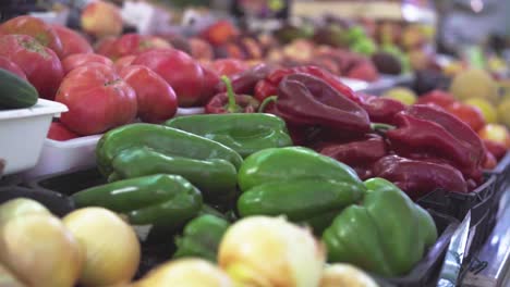 Obst-Und-Gemüse-Auf-Einem-Bauernmarkt---Hineinschieben---Zeitlupe