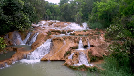 Rotierende-Drohnenaufnahme-Der-Cascadas-De-Agua-Azul-Und-Der-Wasserfälle-Mit-Dem-Wald-Rund-Um-Den-Xanil-Fluss-In-Chiapas,-Mexiko