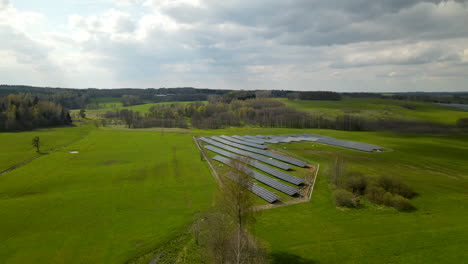 Lufttransportaufnahme-Einer-Farm-Mit-Erneuerbaren-Solarmodulen-In-Grüner-Landschaft-Während-Eines-Sonnigen-Tages-In-Polen
