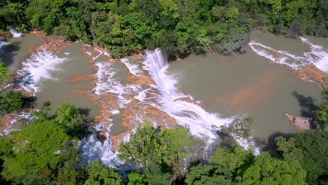 Gran-Tiro-Giratorio-De-Drones-De-Las-Cascadas-De-Agua-Azul-Y-El-Bosque-Circundante-Que-Se-Encuentra-En-El-Río-Xanil-En-Chiapas,-México