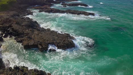 Blaue-Ozeanwellen,-Die-Gegen-Die-Felsige-Küste-In-Der-Nähe-Der-Kathedralenfelsen-In-Kiama,-Nsw,-Australien-Krachen