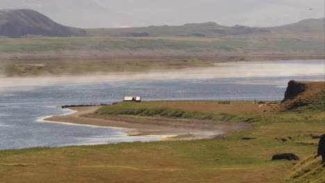 Paisaje-Del-Noroeste-De-Islandia-Con-Niebla-Saliendo-Del-Agua-Del-Río