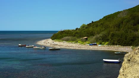 Bahía-Escondida-Con-Barcos-De-Pesca-Estacionados-En-La-Orilla-Del-Mar-Cerca-Del-Pueblo-De-Pescadores-En-El-Mediterráneo
