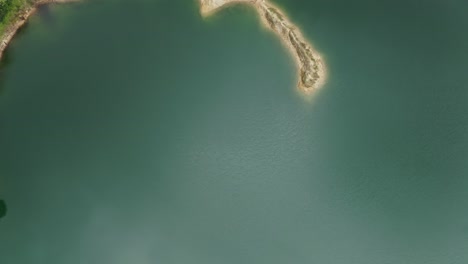 Agua-Serena-Con-Formaciones-Rocosas-Costeras-En-El-Parque-Natural-Del-Lago-Danao-En-Leyte,-Filipinas