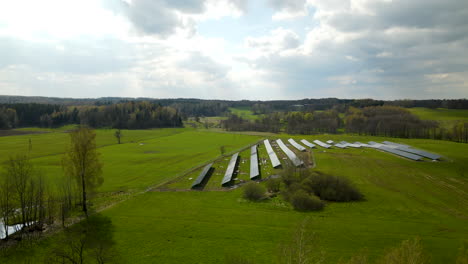 Vista-Aérea-De-La-Planta-De-Energía-Solar-En-Polonia