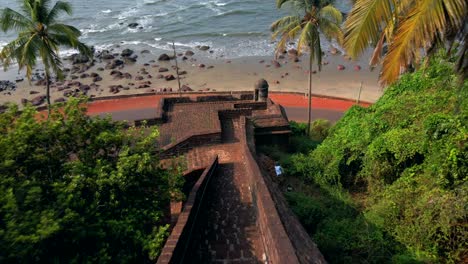 Reis-Magos-Church-Road-Fort-Goa-Indien-Drohne-Rund-Orbital-Schussansicht