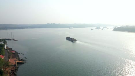 Sand-Schiff-Fracht-überquerung-Mandvi-Fluss-Goa-Indien-Panaji-Panajim-Drohne-Fliegt-In-Der-Nähe