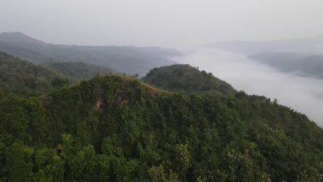 Vista-Aérea,-Bosques-Tropicales-Y-Nubes-Blancas-Visibles-Que-Cubren-Los-Bosques-En-Indonesia
