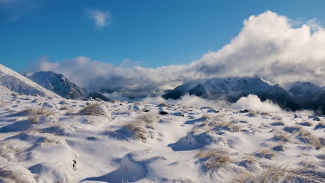 Schöne-Schneebedeckte-Landschaft-Auf-Bergen-Mit-Blauem-Himmel-Und-Sonnenlicht
