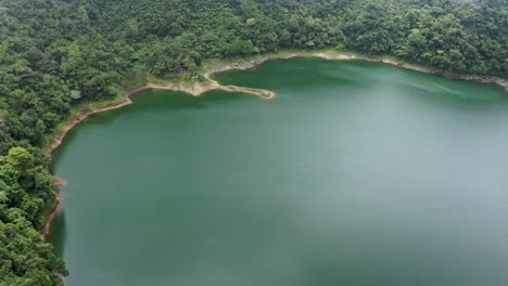 Lago-Danao-En-Leyte,-Filipinas---Vista-Superior-De-Las-Tranquilas-Aguas-Verdes-Del-Lago-Danao-En-Verano---Toma-Aérea-De-Drones-Ascendentes