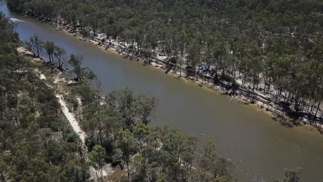 Drohnenantenne-über-Einem-Schlammigen-Fluss-In-Australien-Camping-Im-Sommer