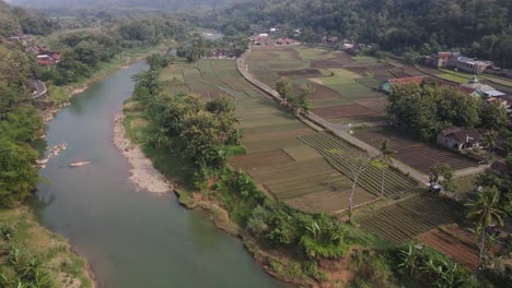 Luftaufnahme,-Eine-Ländliche-Ansicht-Bestehend-Aus-Flüssen,-Reisfeldern-Und-Häusern-Im-Dorf-Selopamioro,-Bantul,-Yogyakarta