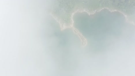 Nubes-Blancas-Cubiertas-En-El-Lago-Danao-En-La-Isla-De-Leyte-En-Filipinas