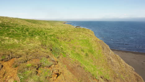 Hvitserkur-Basalt-Sea-Stack-Felsformation-An-Der-Atlantikküste-Irlands