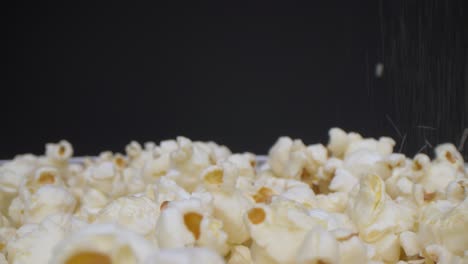Makroansicht-Von-Salz,-Das-Auf-Die-Popcorns-Fällt