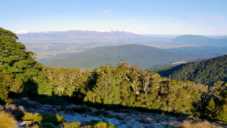 Panoramaaufnahme-Der-Idyllischen-Berglandschaft-Des-Fiordland-Nationalparks-Bei-Sonnenlicht,-Neuseeland