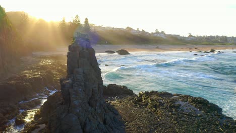 Cathedral-Rocks-Mit-Meereswellen-Am-Jones-Beach-Bei-Sonnenuntergang-In-Kiama-Downs,-NSW,-Australien