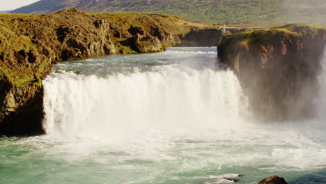 Increíble-Vista-Panorámica-Del-Río-Skjálfandafljót-Como-Si-Fluyera-Sobre-Las-Cascadas-De-Godafoss-En-Islandia