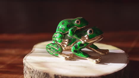 Decorative-frogs-on-a-presentation-base