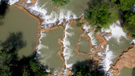 Filmación-Cinematográfica-Con-Drones-En-ángulo-Descendente-De-Las-Cascadas-De-Agua-Azul-Y-Las-Cascadas-Que-Se-Encuentran-En-El-Río-Xanil-En-Chiapas,-México