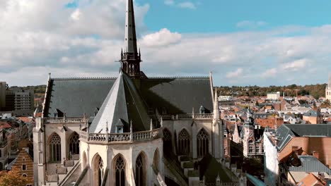 Leuven,-Belgien---Luftaufnahme-Der-Peterskirche-Und-Des-Stadtbildes