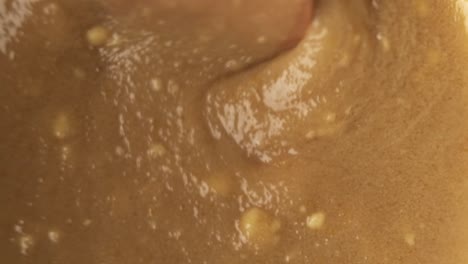 Tiro-Macro-De-Espátula-De-Madera-Revolviendo-Ingrediente-De-Mezcla-Casera