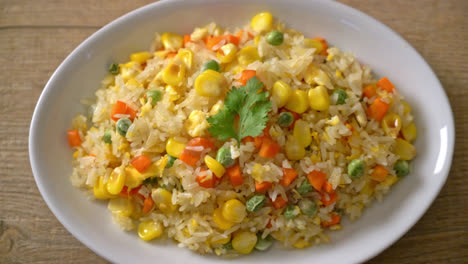 Hausgemachter-Gebratener-Reis-Mit-Gemischtem-Gemüse-Und-Ei