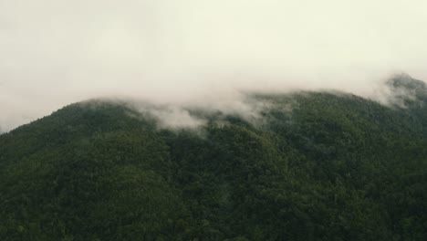 Schwenk-Von-Links-Nach-Rechts-Luftaufnahme-Eines-Von-Wolken-Und-Nebel-Bedeckten-Berges-An-Der-Westküste-Neuseelands