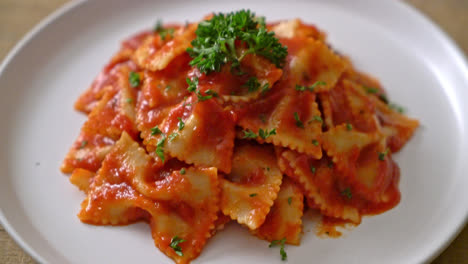 Pasta-Farfalle-En-Salsa-De-Tomate-Con-Perejil---Estilo-De-Comida-Italiana