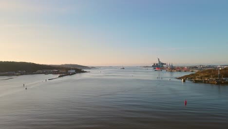 Seezeichen-Am-Fluss-Gota-Alv-Mit-Frachtschiff-Im-Hafen-Bei-Sonnenaufgang-In-Göteborg,-Schweden