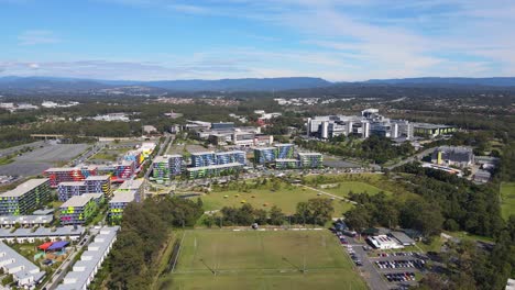 Leuchtende-Farben-Der-Gebäudestrukturen-Des-Gold-Coast-University-Hospital-Neben-Dem-Rugby-Feld-In-Queensland,-Australien