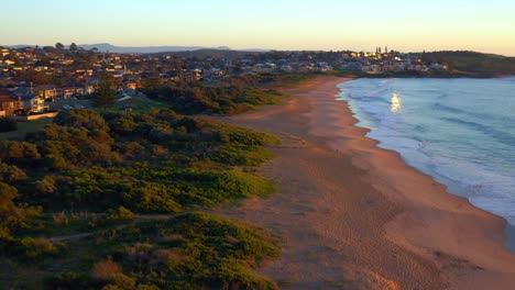 Sand-Und-Vegetation-Mit-Küstenstadt-Am-Jones-Beach-In-Der-Nähe-Von-Cathedral-Rocks-In-Kiama,-New-South-Wales,-Australien
