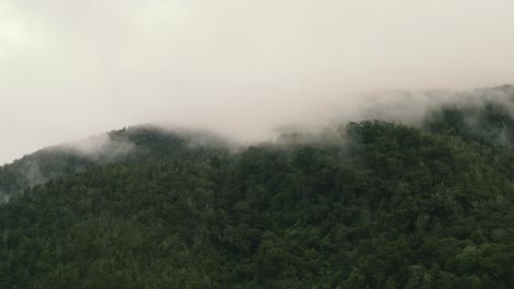 Luftaufnahmen-Von-Der-Seite-Eines-Berges,-Der-Von-Nebel-Bedeckt-Ist,-Vor-Der-Westküste-In-Neuseeland