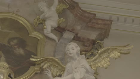 Skulptur-Eines-Weißen-Engels-Mit-Goldenen-Flügeln-Auf-Einem-Barocken-Altar
