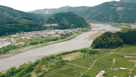 Lush-Tea-Farms-With-Oi-River-Near-Mountain-Village-In-Kawane-At-Shizuoka-Prefecture,-Japan