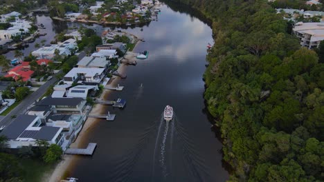 Luftaufnahme-Des-Touristenboots,-Das-Am-Noosa-River-Entlang-Der-Stadt-Noosa-Heads-In-Qld,-Australien,-Segelt