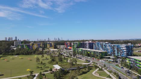 Parque-Público-Cerca-De-Las-Coloridas-Estructuras-De-Construcción-En-Southport,-Queensland-En-Australia-Bajo-Un-Cielo-Azul-Claro