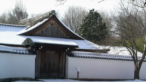 Entrada-A-La-Casa-Y-Al-Jardín-Japoneses-En-Invierno