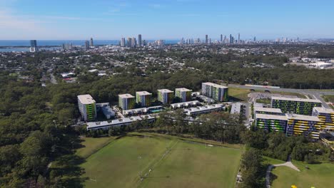 Exterior-Moderno-Del-Hospital-Universitario-De-La-Costa-De-Oro-Con-El-Paisaje-Urbano-En-El-Fondo-En-Queensland,-Australia