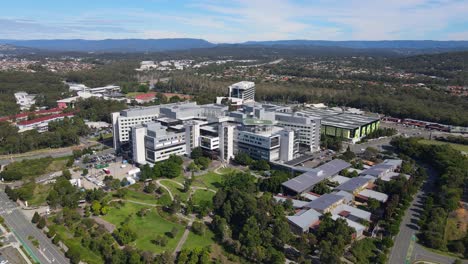 Große-Gebäude-Des-Goldküsten-universitätskrankenhauses-In-Southport,-Queensland,-Australien-Während-Einer-Pandemie