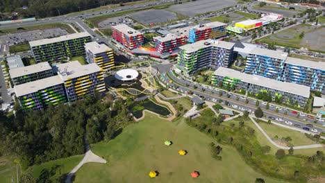 Coloridos-Rascacielos-Del-Hospital-Universitario-De-La-Costa-De-Oro-En-Queensland,-Australia